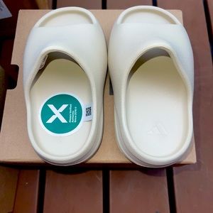 Brand New Yeezy slides Bone Color Toddler size 8.